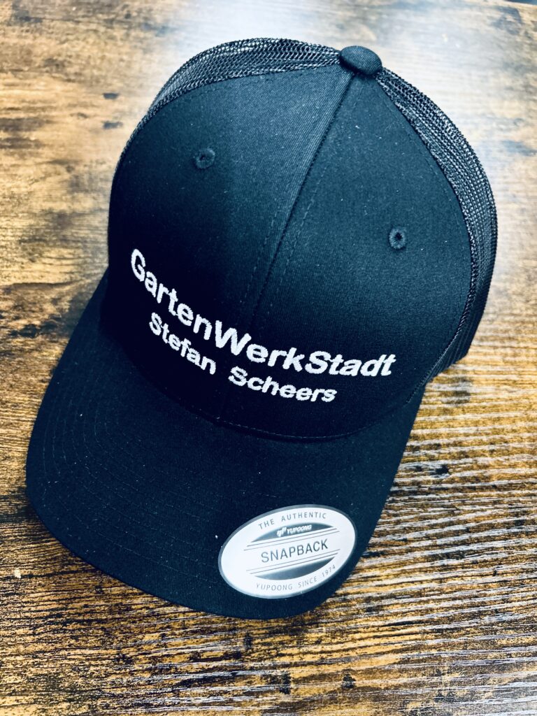 Schwarze SnapBack-Trucker-Cap mit individueller Stickerei "GartenWerkStadt Stefan Scheers" – Referenz Textilbestickung